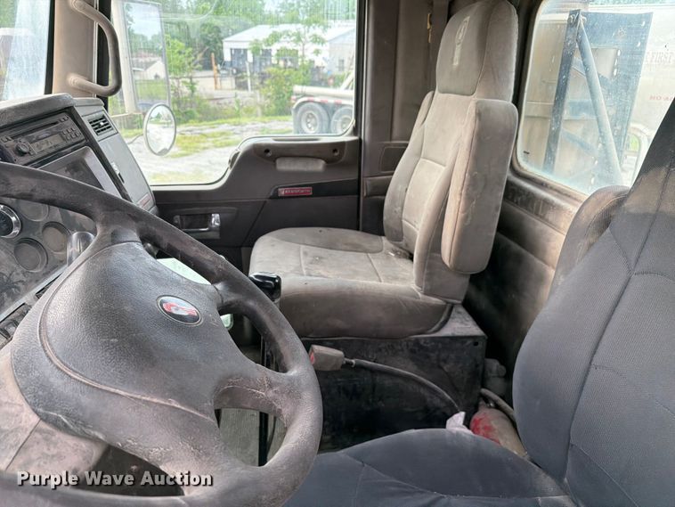 image for item FC3043 2007 Kenworth T800 semi truck