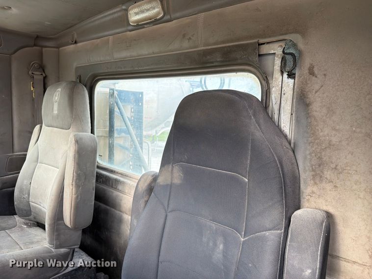 image for item FC3043 2007 Kenworth T800 semi truck