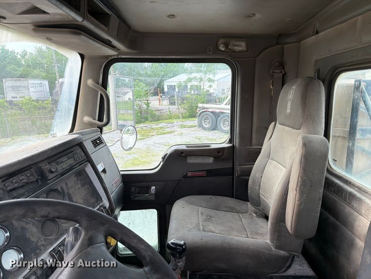 image for item FC3043 2007 Kenworth T800 semi truck