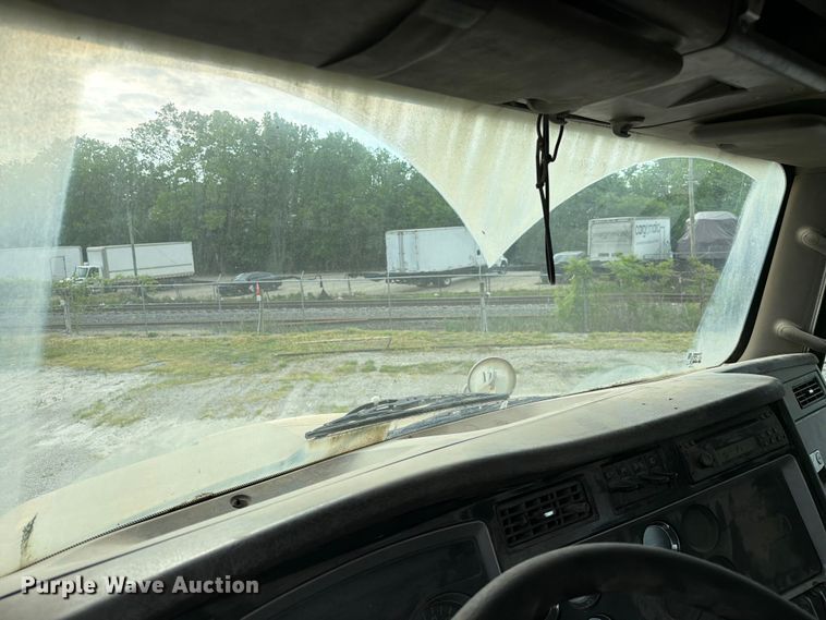 image for item FC3043 2007 Kenworth T800 semi truck