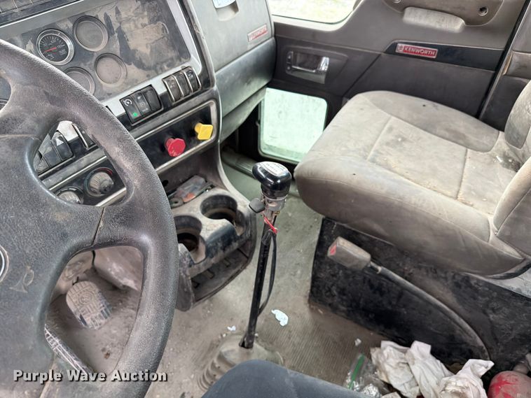 image for item FC3043 2007 Kenworth T800 semi truck