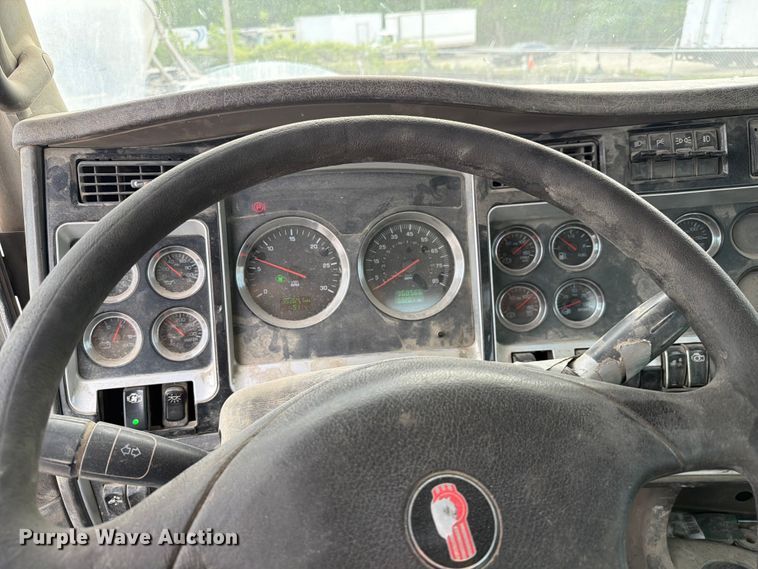 image for item FC3043 2007 Kenworth T800 semi truck