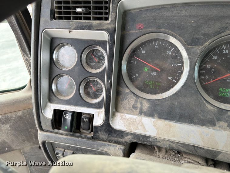 image for item FC3043 2007 Kenworth T800 semi truck