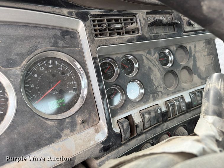 image for item FC3043 2007 Kenworth T800 semi truck