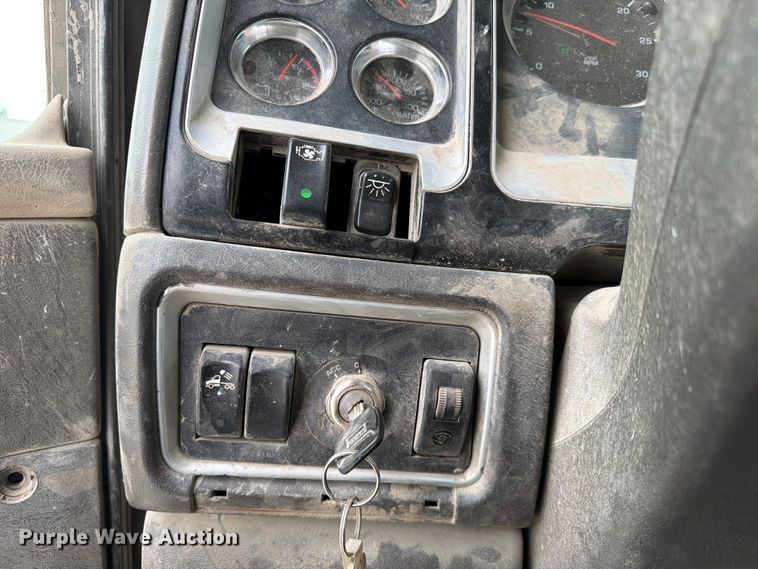 image for item FC3043 2007 Kenworth T800 semi truck