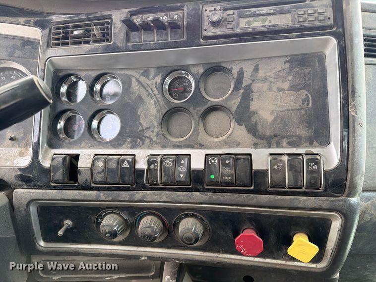 image for item FC3043 2007 Kenworth T800 semi truck