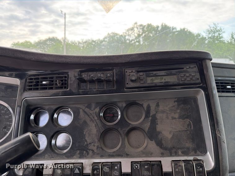 image for item FC3043 2007 Kenworth T800 semi truck
