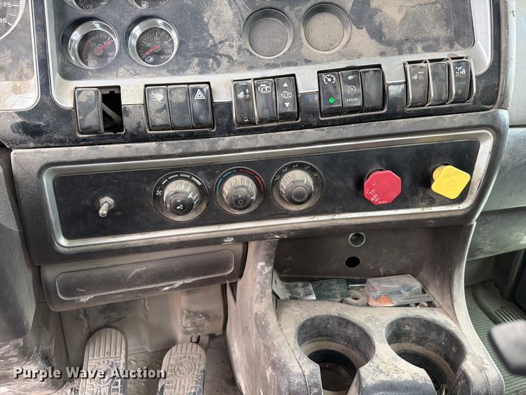 image for item FC3043 2007 Kenworth T800 semi truck