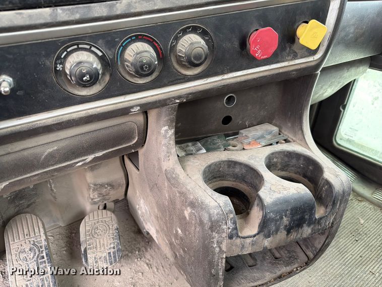 image for item FC3043 2007 Kenworth T800 semi truck