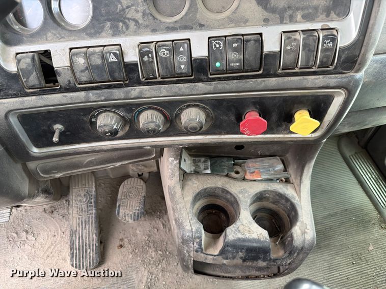 image for item FC3043 2007 Kenworth T800 semi truck