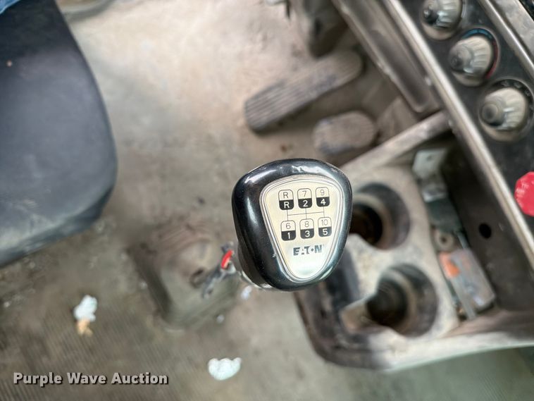 image for item FC3043 2007 Kenworth T800 semi truck