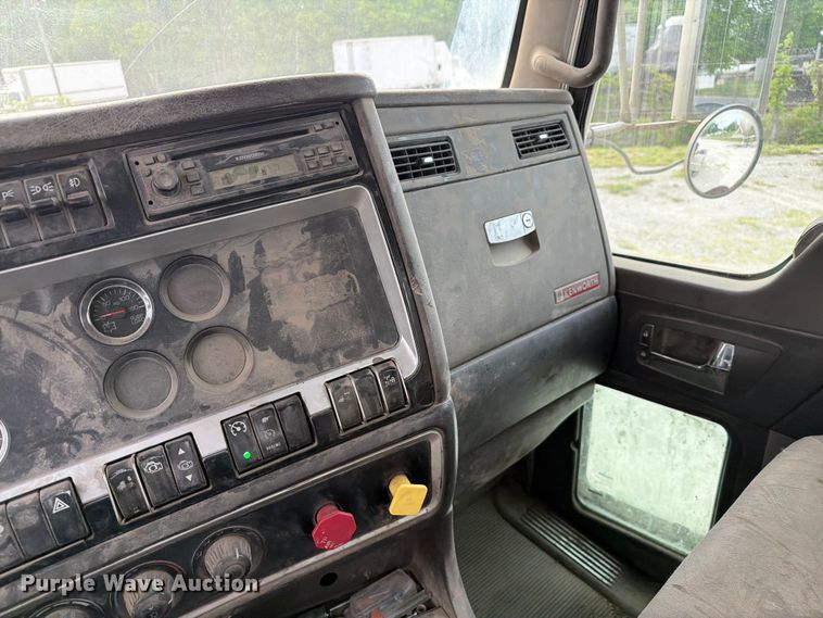 image for item FC3043 2007 Kenworth T800 semi truck