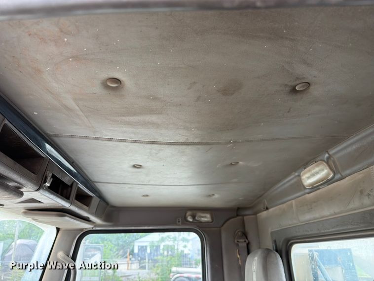 image for item FC3043 2007 Kenworth T800 semi truck