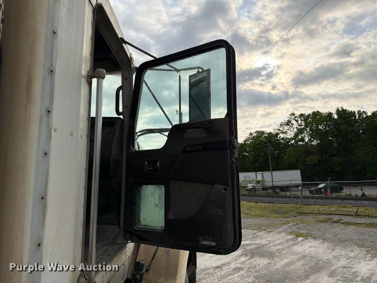 image for item FC3043 2007 Kenworth T800 semi truck