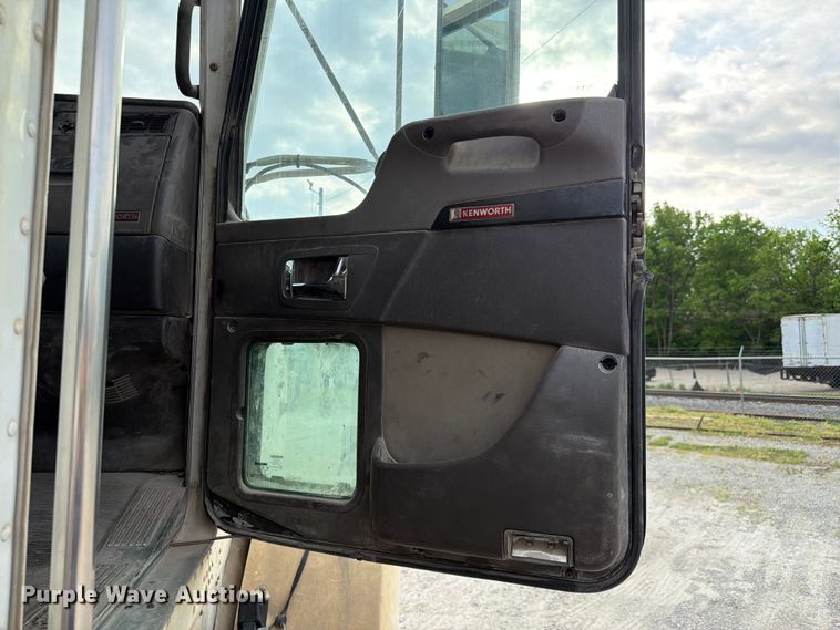 image for item FC3043 2007 Kenworth T800 semi truck