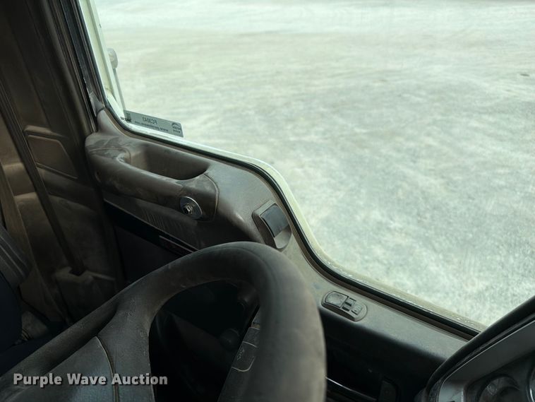 image for item FC3043 2007 Kenworth T800 semi truck