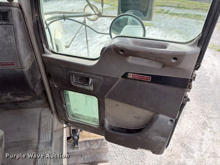 image for item FC3043 2007 Kenworth T800 semi truck