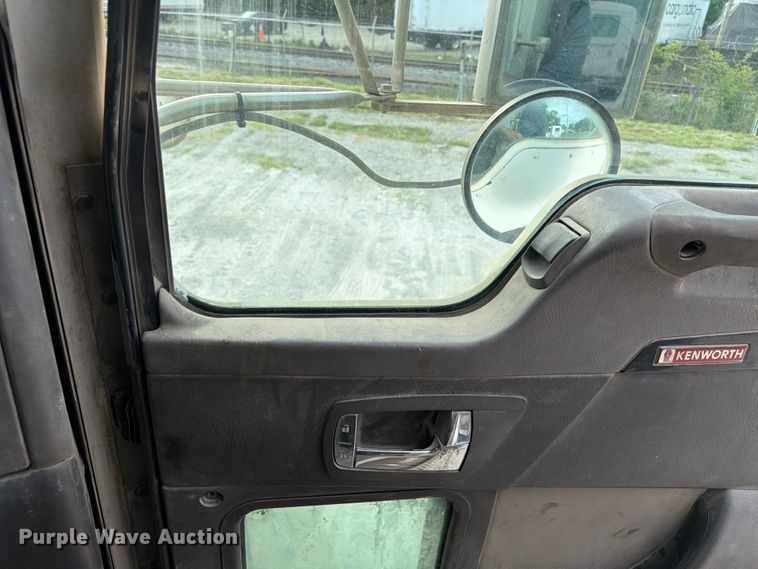 image for item FC3043 2007 Kenworth T800 semi truck