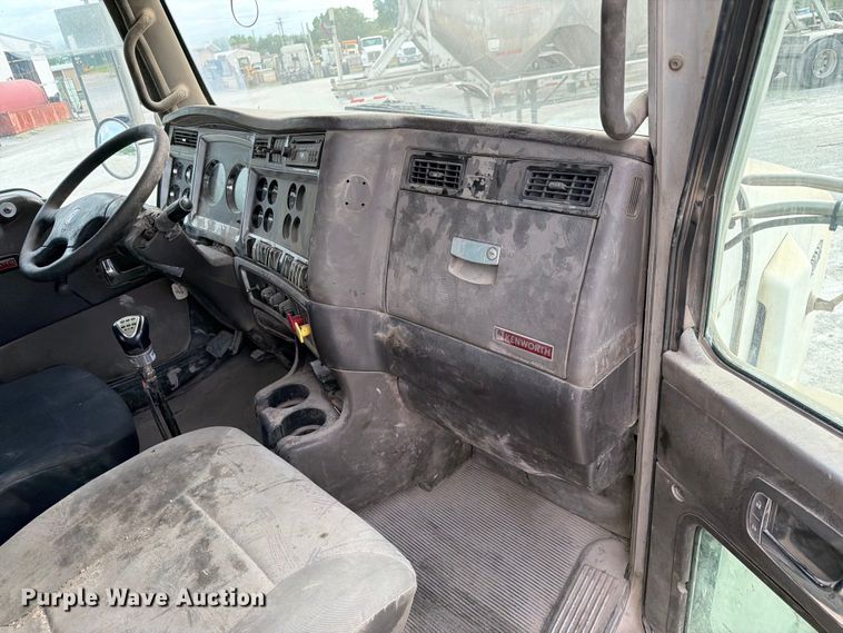 image for item FC3043 2007 Kenworth T800 semi truck