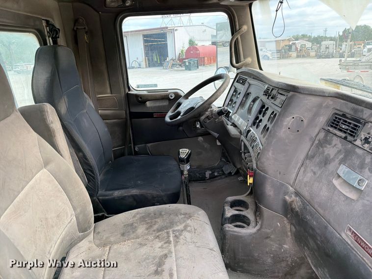 image for item FC3043 2007 Kenworth T800 semi truck