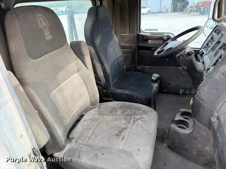 image for item FC3043 2007 Kenworth T800 semi truck