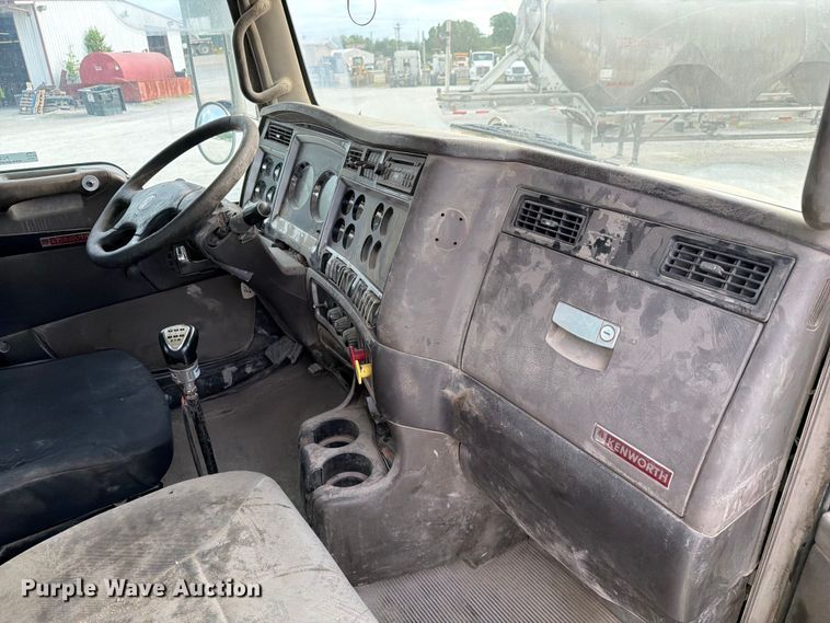 image for item FC3043 2007 Kenworth T800 semi truck