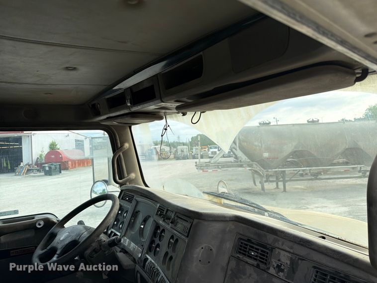 image for item FC3043 2007 Kenworth T800 semi truck