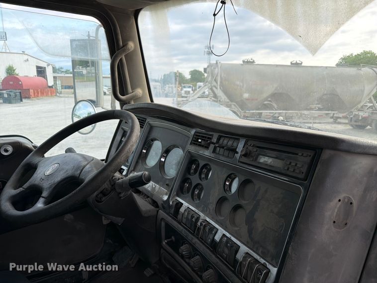 image for item FC3043 2007 Kenworth T800 semi truck