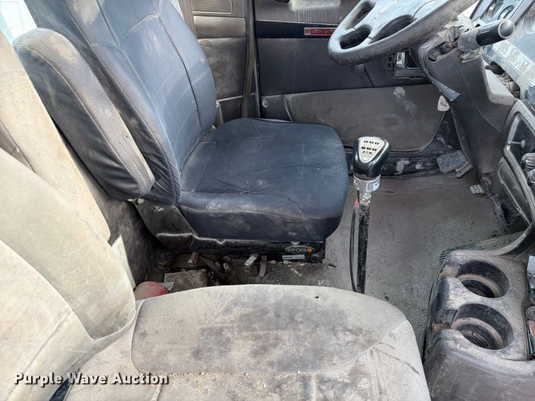 image for item FC3043 2007 Kenworth T800 semi truck