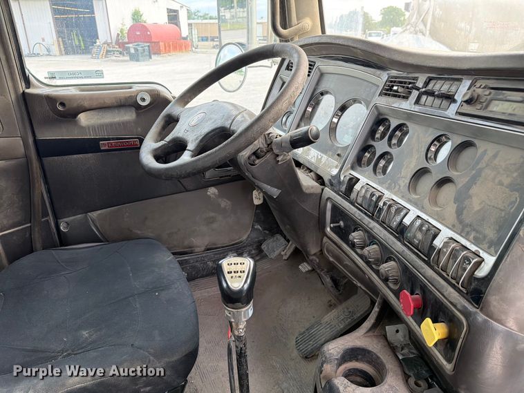 image for item FC3043 2007 Kenworth T800 semi truck