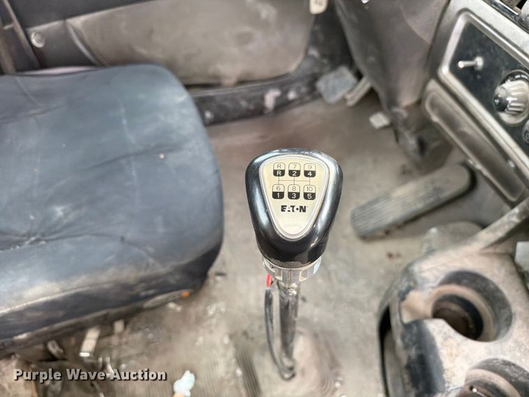 image for item FC3043 2007 Kenworth T800 semi truck