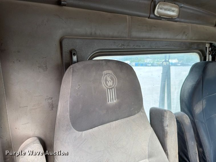 image for item FC3043 2007 Kenworth T800 semi truck