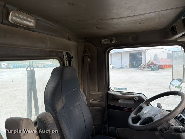 image for item FC3043 2007 Kenworth T800 semi truck