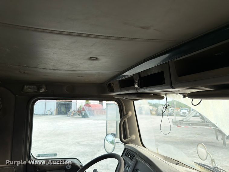 image for item FC3043 2007 Kenworth T800 semi truck