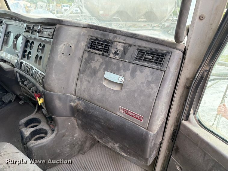 image for item FC3043 2007 Kenworth T800 semi truck