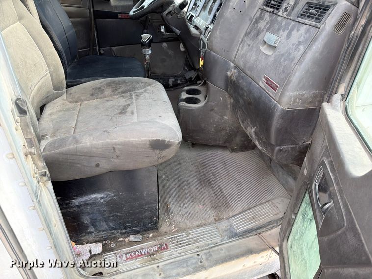 image for item FC3043 2007 Kenworth T800 semi truck