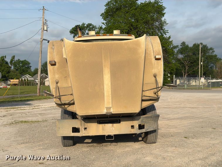 image for item FC3043 2007 Kenworth T800 semi truck