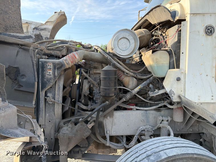 image for item FC3043 2007 Kenworth T800 semi truck