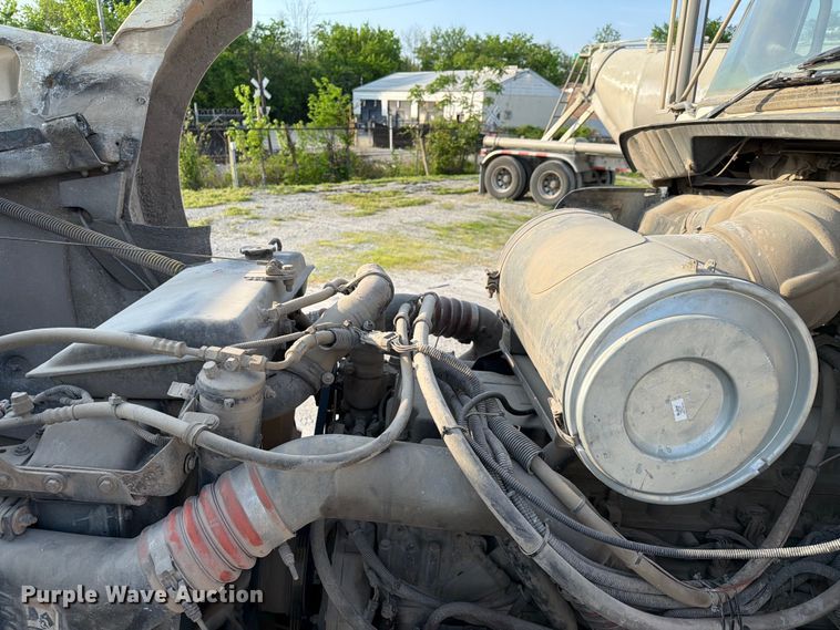 image for item FC3043 2007 Kenworth T800 semi truck