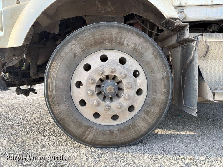 image for item FC3043 2007 Kenworth T800 semi truck