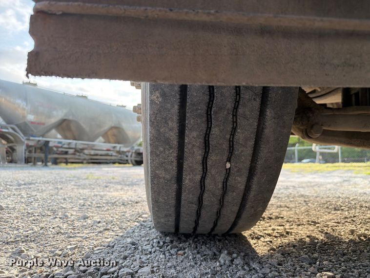 image for item FC3043 2007 Kenworth T800 semi truck