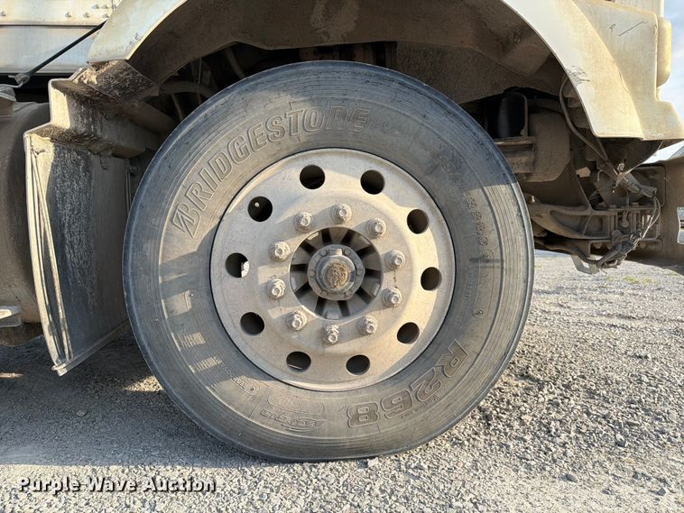 image for item FC3043 2007 Kenworth T800 semi truck