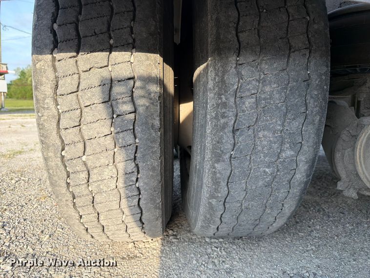 image for item FC3043 2007 Kenworth T800 semi truck