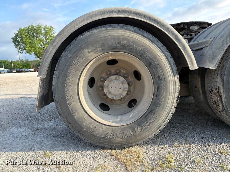 image for item FC3043 2007 Kenworth T800 semi truck