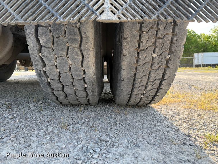 image for item FC3043 2007 Kenworth T800 semi truck