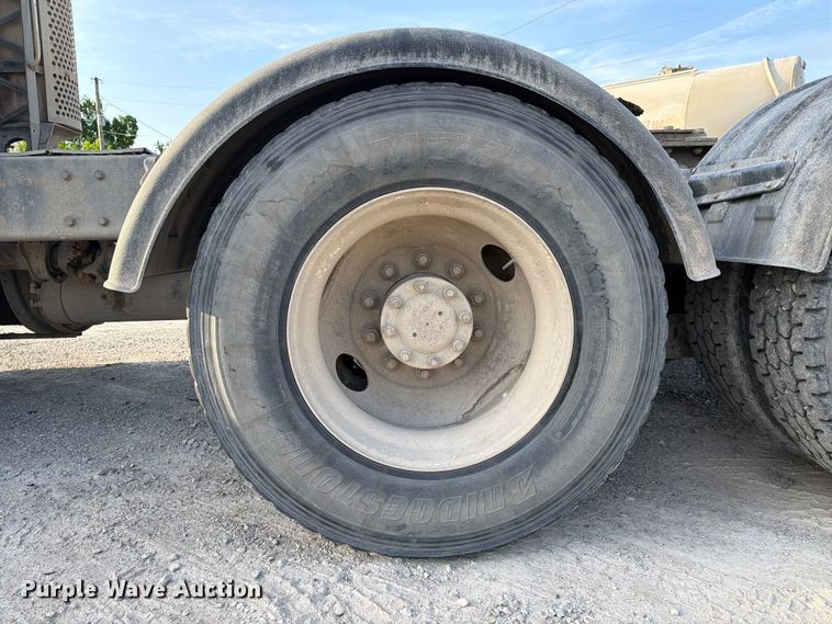 image for item FC3043 2007 Kenworth T800 semi truck