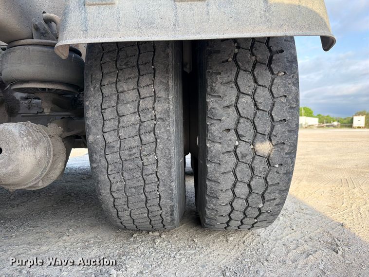 image for item FC3043 2007 Kenworth T800 semi truck