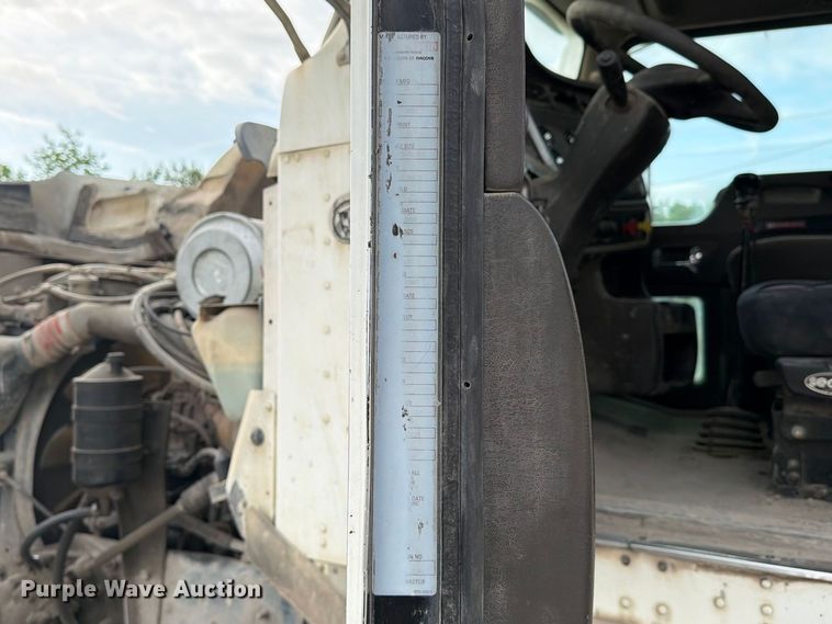 image for item FC3043 2007 Kenworth T800 semi truck