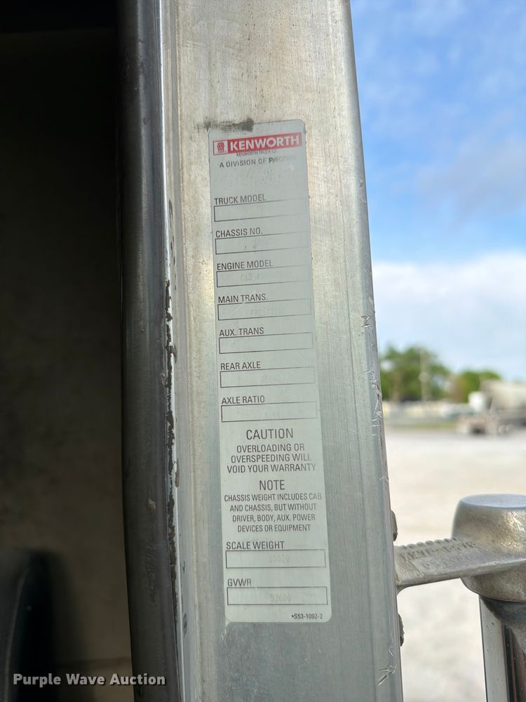 image for item FC3043 2007 Kenworth T800 semi truck