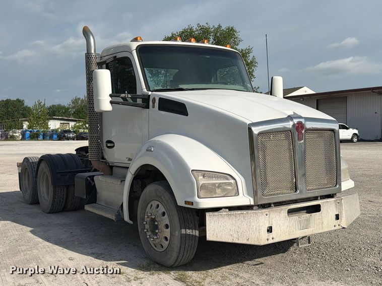 image for item FC3044 2016 Kenworth T880 semi truck